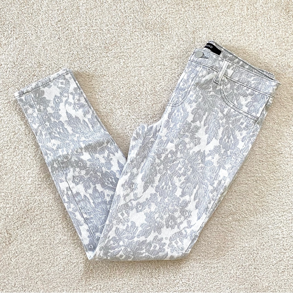 NEW J Brand $128 All Over Lace Print Grey/Off White Skinny Jeans
